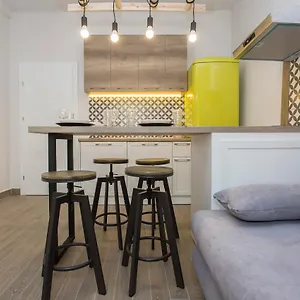 sunny-and-modern-1bdr-apartment-in-the-center.sofiahotelsbg.com/